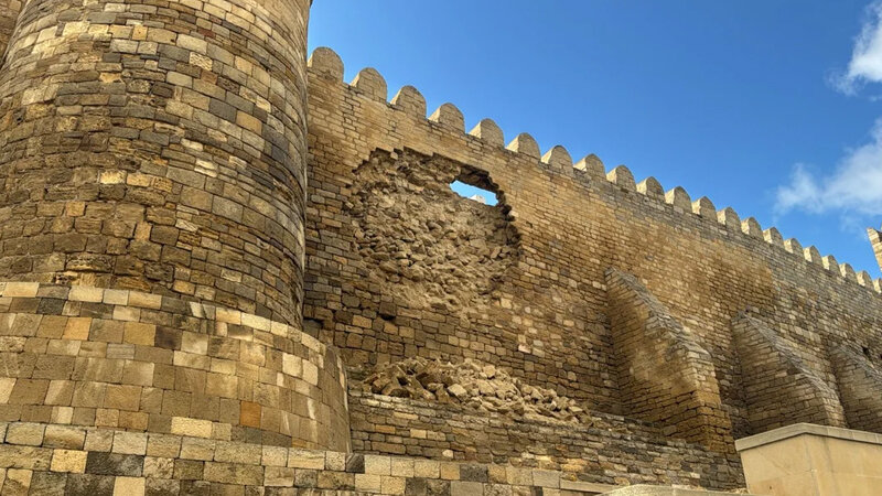 İçərişəhərin qala divarlarının kiçik sahəsində aşınma oldu