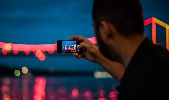 Anın içində olmaq, yoxsa telefonu ilə çəkmək: hansı daha dəyərlidir? - AÇIQLAMA