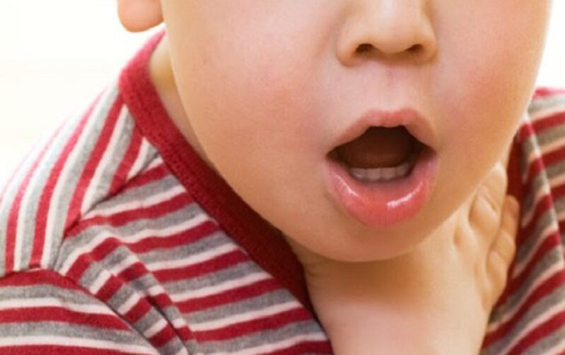 Boğazında qida qalan 2 yaşlı uşaq öldü