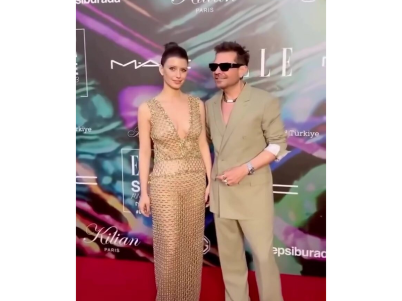 Transparan geyimi ilə diqqət çəkdi - VİDEO