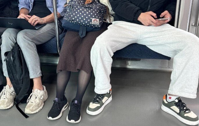 Metrodakı görüntü müzakirə yaratdı - FOTO