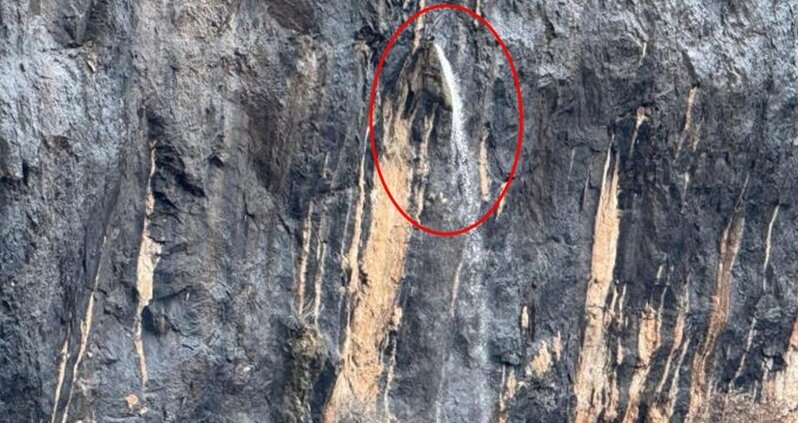 Dağın yarılması nəticəsində su 20 metrdən fəvvarə kimi püskürdü: Görənlər heyran qaldı - VİDEO