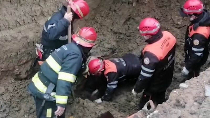 Qaradağda torpaq çökdü, iki nəfər dağıntılar altında qaldı: Ölən var (VİDEO)