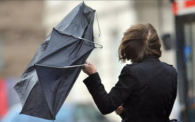 Güclü külək əsir