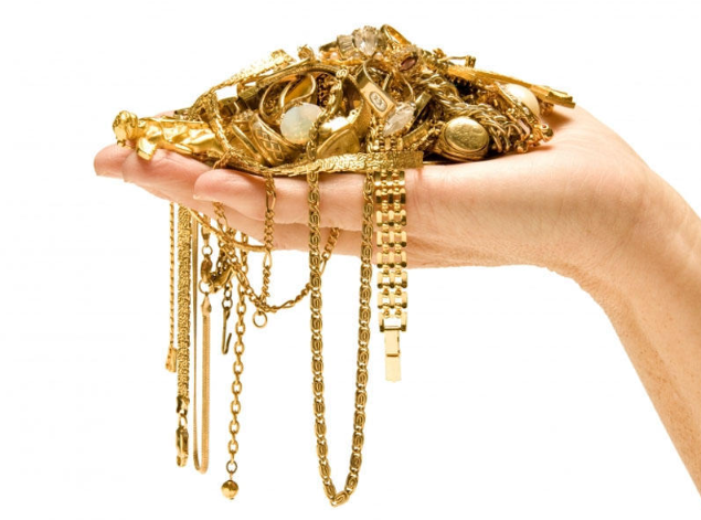 Bakıda kişi sevdiyi qızın anasının qızıllarını oğurlayıb, özünə nişan mərasimi keçirdi - Polis saxladı