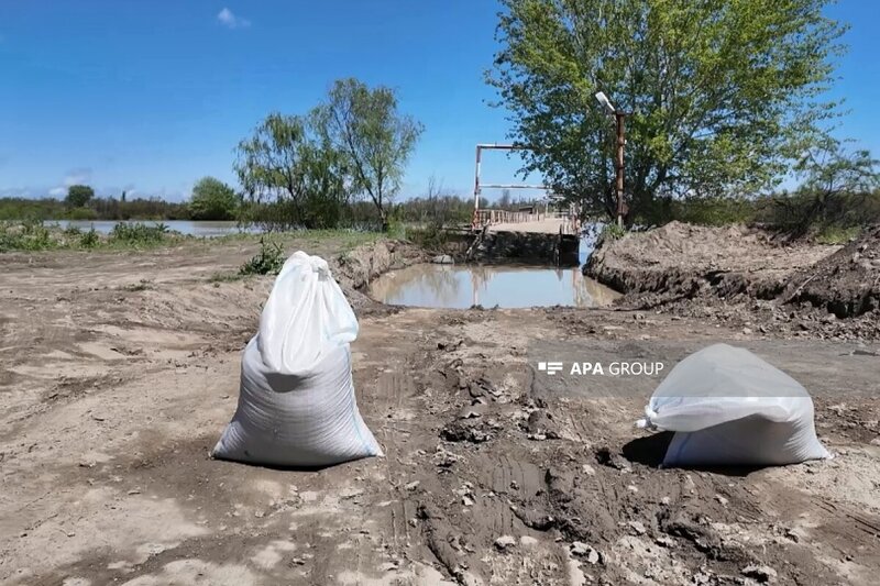 Kürdə suyun səviyyəsi artdı, Sabirabadda körpü sıradan çıxdı (FOTO)