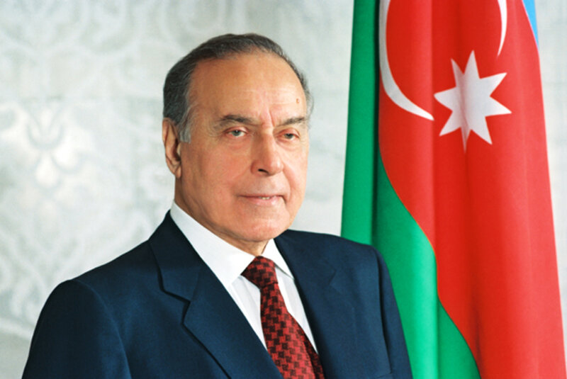 "Ulu öndər Heydər Əliyevin siyasi və dövlət xadimi kimi zəngin fəaliyyəti Azərbaycan tarixinə qızıl hərflərlə həkk edilib" - Emil Əkbərov