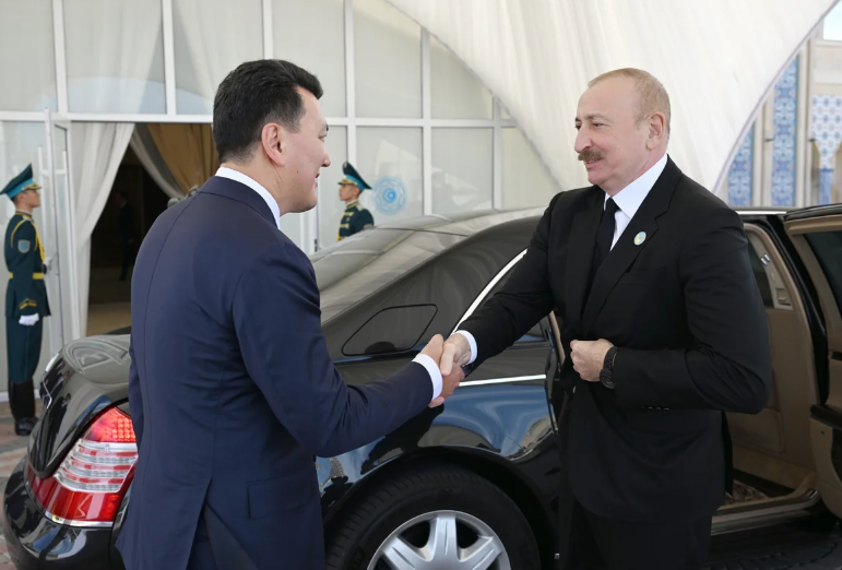 İlham Əliyev və TDT-nin qeyri-rəsmi Zirvə görüşünün digər iştirakçıları Türküstanda bir sıra mədəni məkanlarla tanış olublar - FOTO