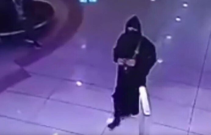 48 cinayət qeydiyyatı olan qadın çarşaflı geyimdə oğurluq edərkən yaxalandı - VİDEO