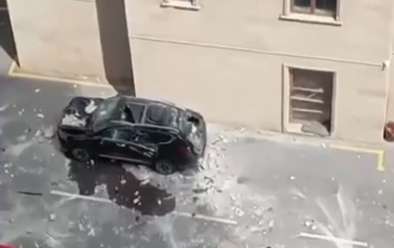 "28 May"da binanın üzlüyü maşınların üstünə töküldü - Video