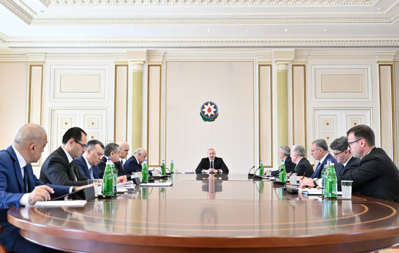 İlham Əliyev müşavirə keçirdi - FOTO