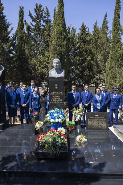 AZAL heyəti Milli Qəhrəman Hökumə Əliyevanın məzarını ziyarət edib - FOTOLAR