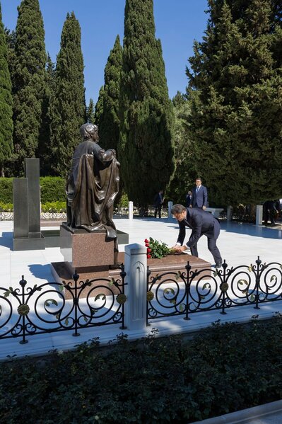 AZAL kollektivi və mülki aviasiyanın digər nümayəndələri Fəxri xiyabanda - Fotolar