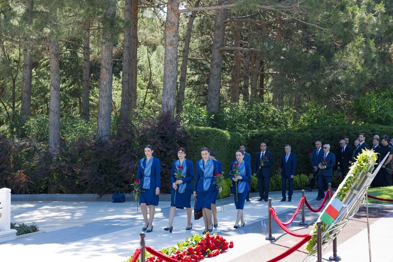 AZAL kollektivi və mülki aviasiyanın digər nümayəndələri Fəxri xiyabanda - Fotolar