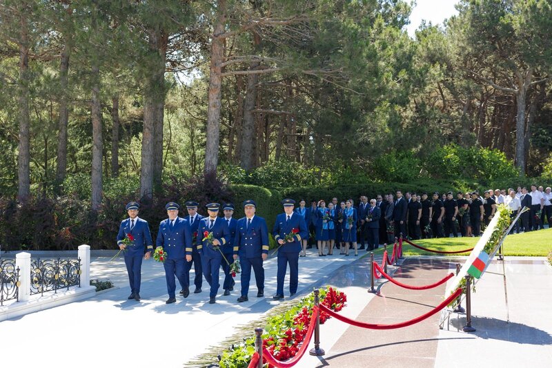 AZAL kollektivi və mülki aviasiyanın digər nümayəndələri Fəxri xiyabanda - Fotolar