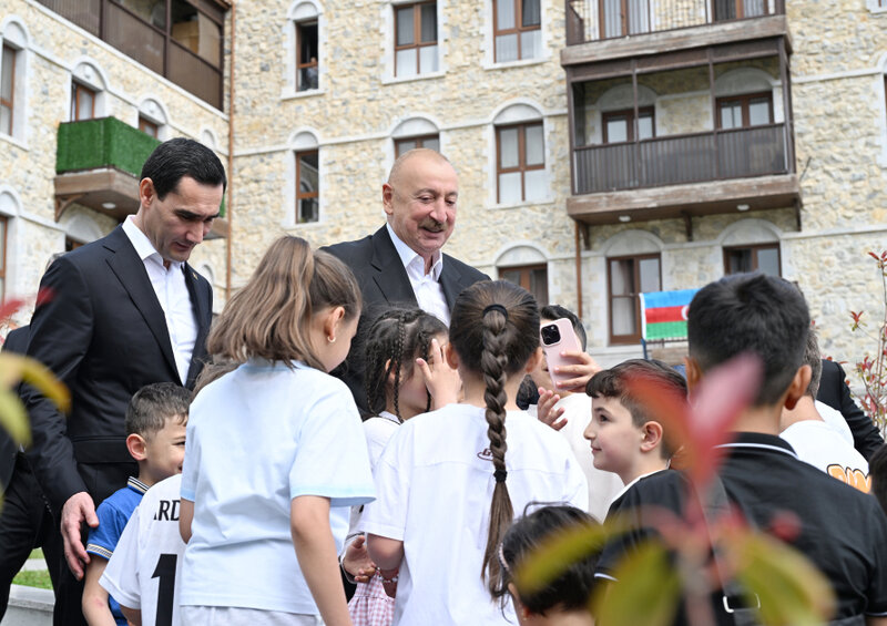 Prezidentlər İlham Əliyev və Sərdar Berdiməhəmmədov Şuşa şəhərində inşa edilmiş birinci yaşayış kompleksində olublar