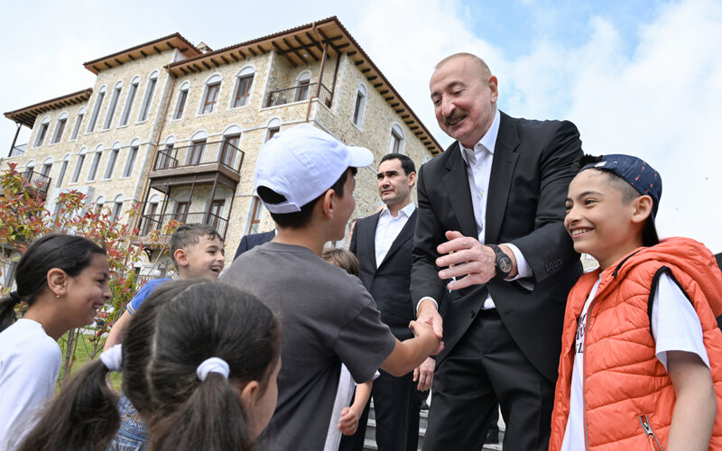Prezidentlər İlham Əliyev və Sərdar Berdiməhəmmədov Şuşa şəhərində inşa edilmiş birinci yaşayış kompleksində olublar