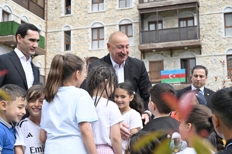 Prezidentlər İlham Əliyev və Sərdar Berdiməhəmmədov Şuşa şəhərində inşa edilmiş birinci yaşayış kompleksində olublar