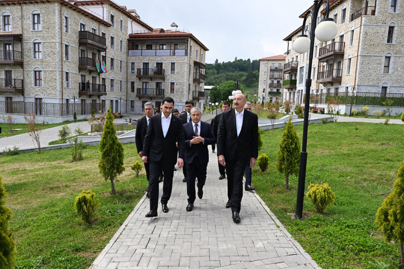 Prezidentlər İlham Əliyev və Sərdar Berdiməhəmmədov Şuşa şəhərində inşa edilmiş birinci yaşayış kompleksində olublar