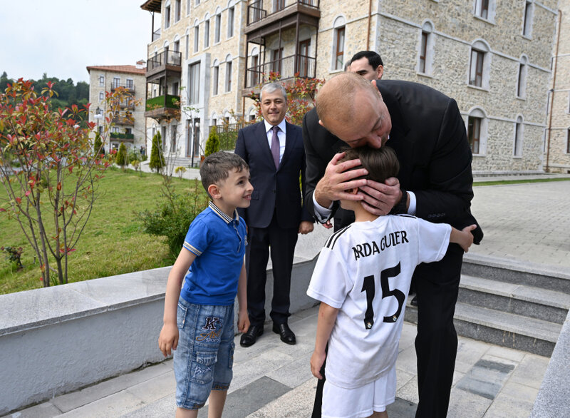 Prezidentlər İlham Əliyev və Sərdar Berdiməhəmmədov Şuşa şəhərində inşa edilmiş birinci yaşayış kompleksində olublar