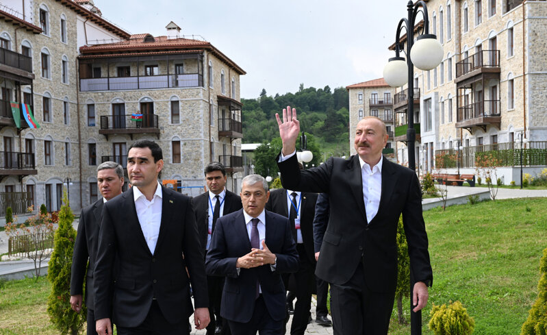 Prezidentlər İlham Əliyev və Sərdar Berdiməhəmmədov Şuşa şəhərində inşa edilmiş birinci yaşayış kompleksində olublar
