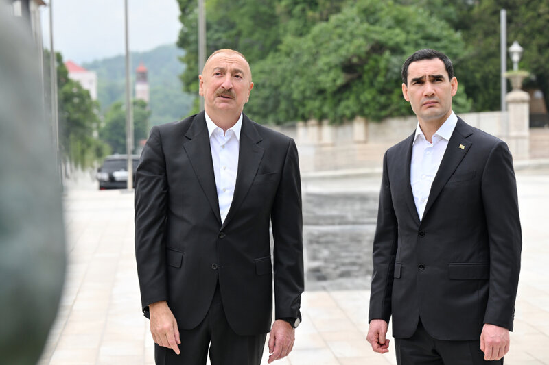 Prezidentlər İlham Əliyev və Sərdar Berdiməhəmmədov Şuşada Azərbaycanın tanınmış şəxsiyyətlərinin işğal dövründə güllələnmiş büstlərinə baxıblar