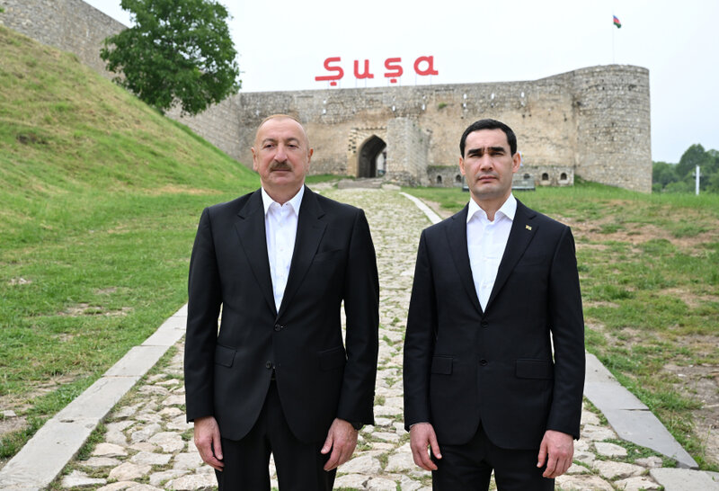 Prezidentlər İlham Əliyev və Sərdar Berdiməhəmmədov Şuşada Azərbaycanın tanınmış şəxsiyyətlərinin işğal dövründə güllələnmiş büstlərinə baxıblar
