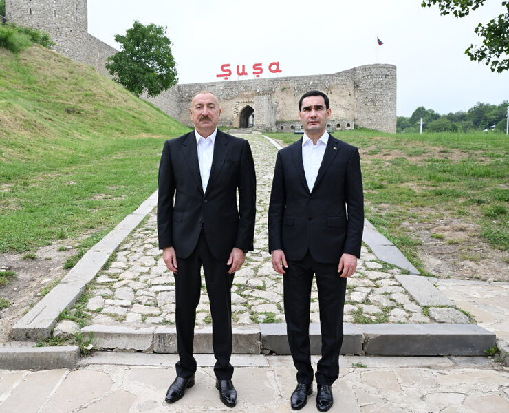 Prezidentlər İlham Əliyev və Sərdar Berdiməhəmmədov Şuşada Azərbaycanın tanınmış şəxsiyyətlərinin işğal dövründə güllələnmiş büstlərinə baxıblar