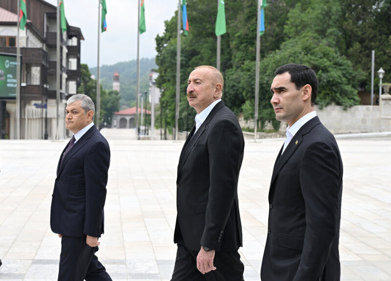 Prezidentlər İlham Əliyev və Sərdar Berdiməhəmmədov Şuşada Azərbaycanın tanınmış şəxsiyyətlərinin işğal dövründə güllələnmiş büstlərinə baxıblar