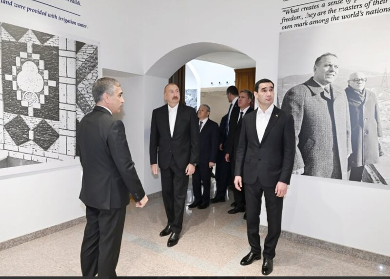 İlham Əliyev Sərdar Berdiməhəmmədovla Şuşada "Heydər Əliyev və Qarabağ" sərgisi ilə tanış olublar