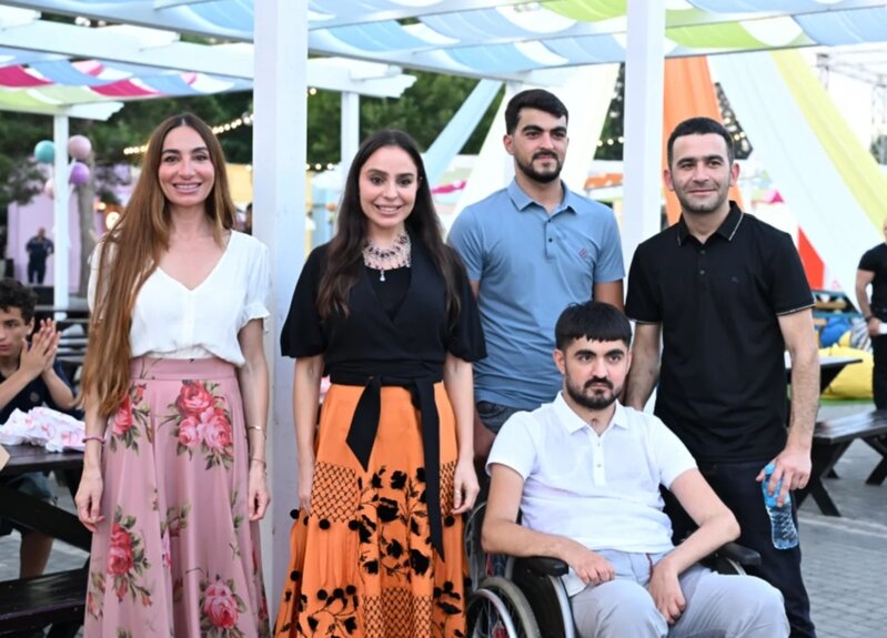 Leyla və Arzu Əliyevalar "CandyFest" yay festivalını ziyarət edib, "Sehrli mirvari" su sirki şousunu izləyiblər