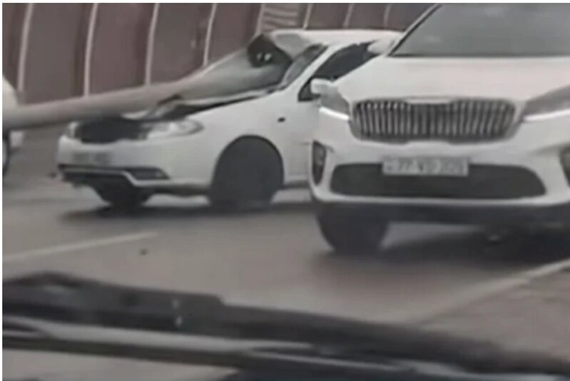 Bakıda BMW işıq dirəyinə ÇIRPILDI: XƏSARƏT ALAN VAR