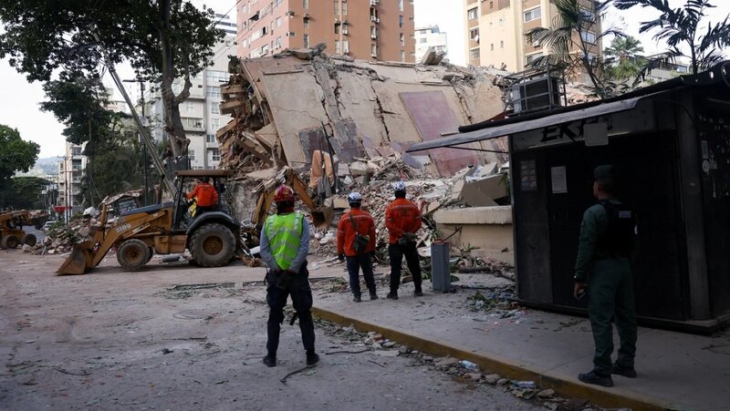 Venesuelada zəlzələdən 4 gün sonra ata və oğlu sağ tapıldı