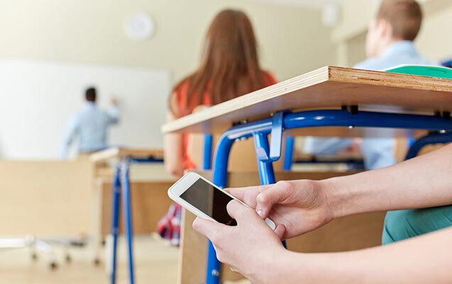 Nazirdən QƏRAR: Məktəblərdə dərs vaxtı telefondan istifadə QADAĞAN EDİLDİ
