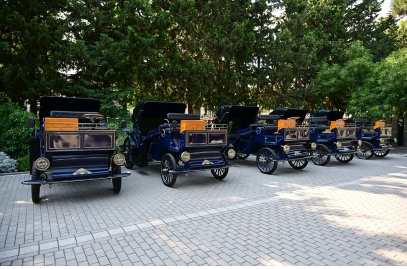 Bulvarda yeni xidmət: Elektrik mühərrikli retro faytonlar istifadəyə verildi