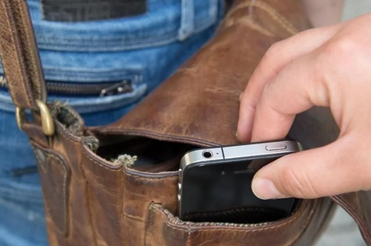 Aliment verməyən kişi arvadının telefonunu oğurlayıb satdı