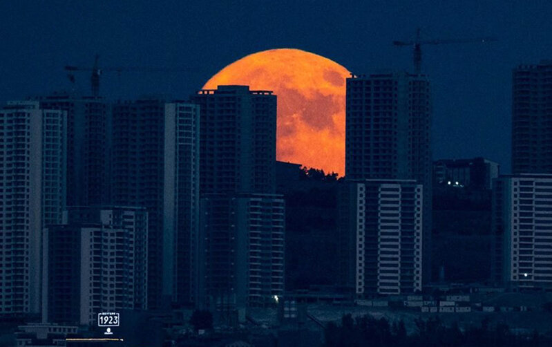 "Çiyələk ay" gecə səmasını bəzədi - Fotolar
