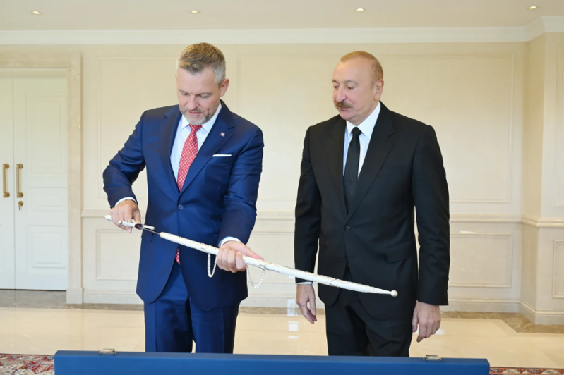 Peter Pelleqrini İlham Əliyevə xizək hədiyyə etdi - FOTO