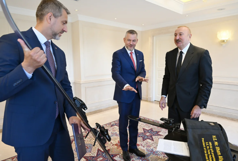 Peter Pelleqrini İlham Əliyevə xizək hədiyyə etdi - FOTO