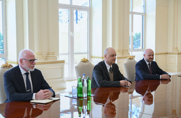 Prezident İlham Əliyev "John Deere" şirkətinin nümayəndə heyətini qəbul edib - FOTO