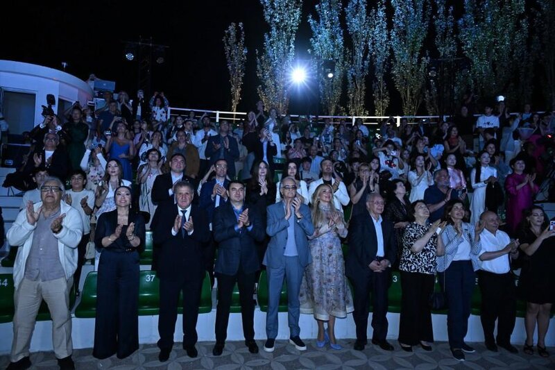Nazir xanımı ilə festivalı izlədi (FOTO)