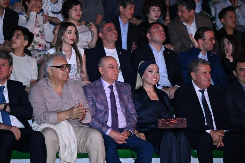 Nazir xanımı ilə festivalı izlədi (FOTO)