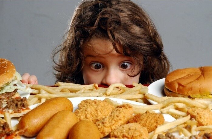 "Fast-food" uşaqlar üçün hansı təhlükəni yaradır? - Ekspertdən AÇIQLAMA
