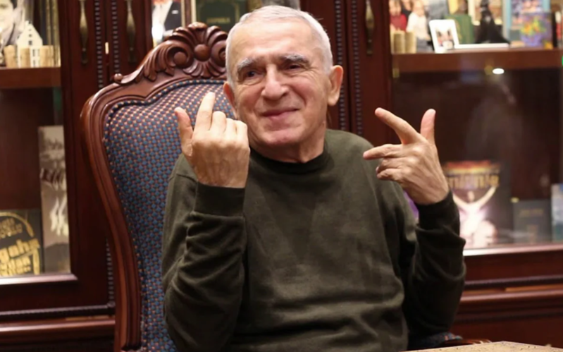 Şair Çingiz Əlioğlu dəfn olunub