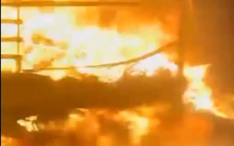 Yük maşını kül oldu, lampalar yola dağıldı - Video