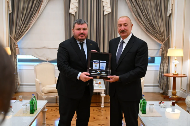 İlham Əliyevə "İrpen şəhərinin fəxri vətəndaşı" vəsiqəsi təqdim edildi - FOTO