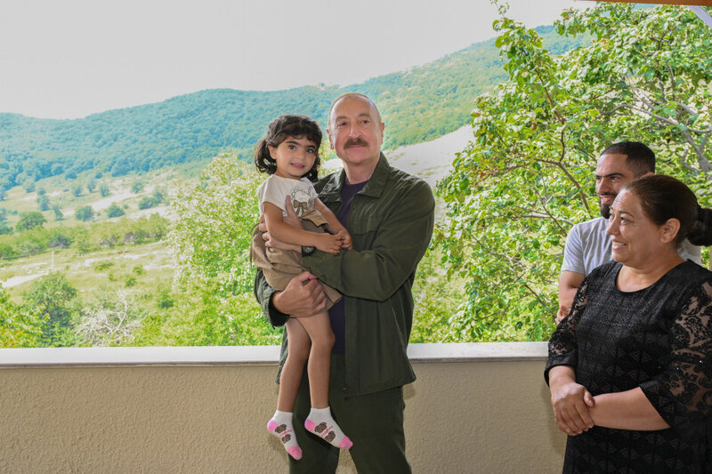 Balaca Gülərin böyük arzusu gerçəkləşdi - Prezident İlham Əliyevin diqqəti Kiçik Qaladərəsində daha bir unudulmaz hekayə yaratdı