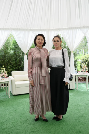 Mehriban Əliyeva Bişkekdə dekorativ-tətbiqi sənət ustalarının əl işlərindən ibarət sərgi ilə tanış olub - FOTO