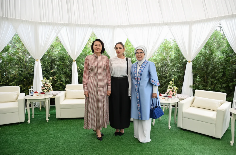 Mehriban Əliyeva Bişkekdə dekorativ-tətbiqi sənət ustalarının əl işlərindən ibarət sərgi ilə tanış olub - FOTO