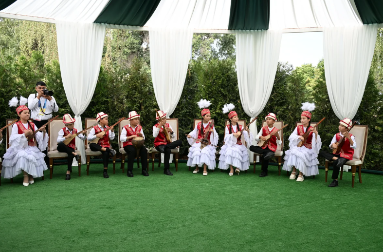 Mehriban Əliyeva Bişkekdə dekorativ-tətbiqi sənət ustalarının əl işlərindən ibarət sərgi ilə tanış olub - FOTO